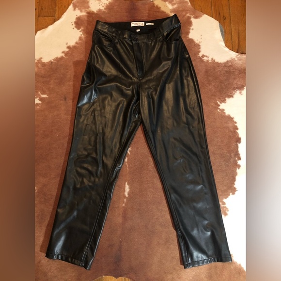 Abercrombie and Fitch the 90's straight ultra high rise vegan leather pant - Picture 1 of 4